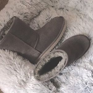 UGG WARM BOOTS! SIZE 8 Original Boot! Worn 3 times! Color light gray….